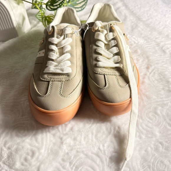 GUESS Green Suede Sneakers Women’s Size 8 NWT - Picture 2 of 10